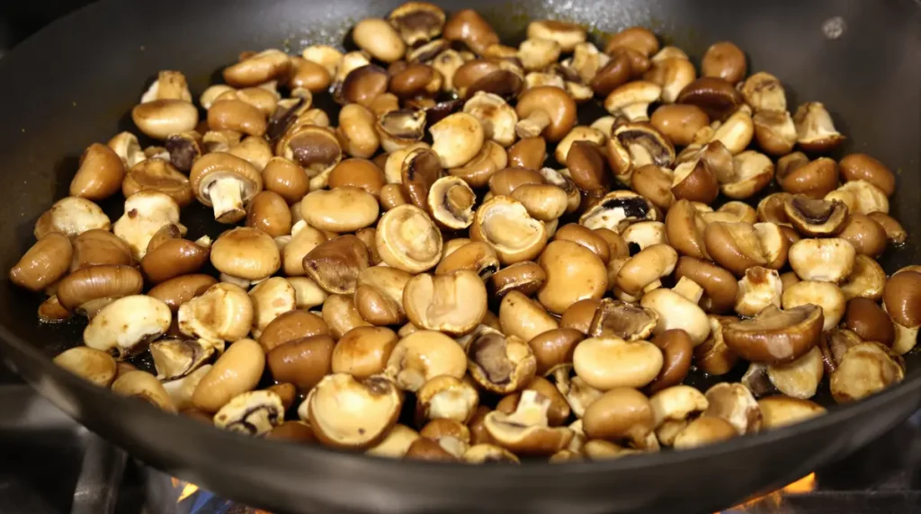 Le chef Etchebest nous dévoile sa méthode de cuisson des champignons qui fixe leur jus pour un effet caramélisé